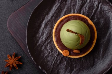 Yumurta şeklinde paskalya pastası ya da turta. Paskalya bayramı sofrası için şekerler