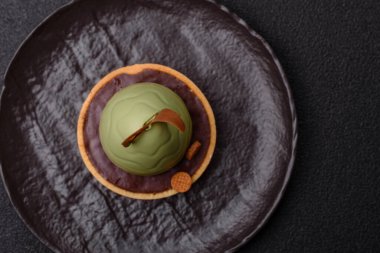 Yumurta şeklinde paskalya pastası ya da turta. Paskalya bayramı sofrası için şekerler