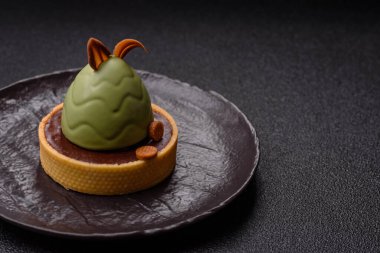 Yumurta şeklinde paskalya pastası ya da turta. Paskalya bayramı sofrası için şekerler