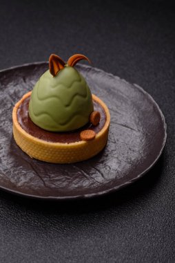 Yumurta şeklinde paskalya pastası ya da turta. Paskalya bayramı sofrası için şekerler