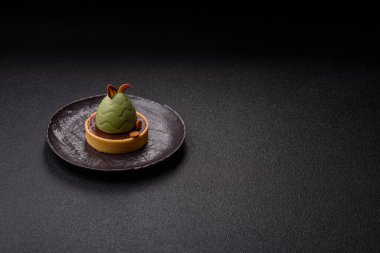 Yumurta şeklinde paskalya pastası ya da turta. Paskalya bayramı sofrası için şekerler