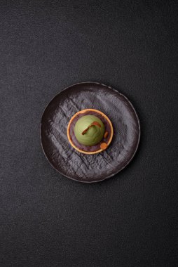 Yumurta şeklinde paskalya pastası ya da turta. Paskalya bayramı sofrası için şekerler