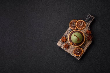 Yumurta şeklinde paskalya pastası ya da turta. Paskalya bayramı sofrası için şekerler