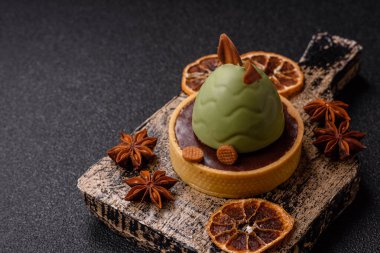 Yumurta şeklinde paskalya pastası ya da turta. Paskalya bayramı sofrası için şekerler