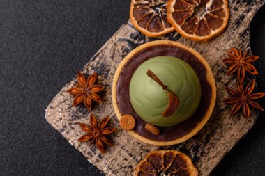 Yumurta şeklinde paskalya pastası ya da turta. Paskalya bayramı sofrası için şekerler