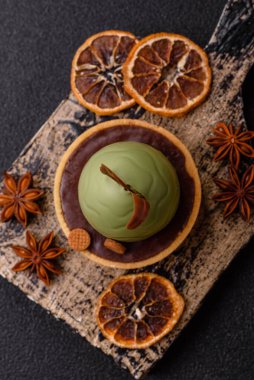 Yumurta şeklinde paskalya pastası ya da turta. Paskalya bayramı sofrası için şekerler