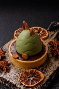 Yumurta şeklinde paskalya pastası ya da turta. Paskalya bayramı sofrası için şekerler