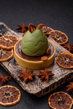 Yumurta şeklinde paskalya pastası ya da turta. Paskalya bayramı sofrası için şekerler