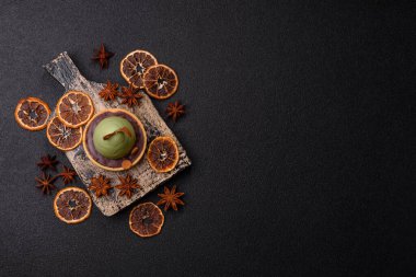 Yumurta şeklinde paskalya pastası ya da turta. Paskalya bayramı sofrası için şekerler