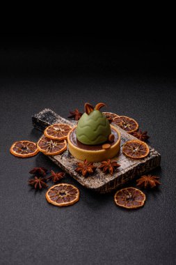 Yumurta şeklinde paskalya pastası ya da turta. Paskalya bayramı sofrası için şekerler