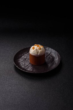 Meyve ve şekerli meyvelerle kaplı Paskalya pastası. Paskalya bayramı sofrası için şekerler