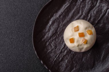 Meyve ve şekerli meyvelerle kaplı Paskalya pastası. Paskalya bayramı sofrası için şekerler