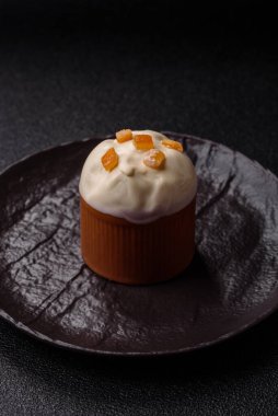 Meyve ve şekerli meyvelerle kaplı Paskalya pastası. Paskalya bayramı sofrası için şekerler