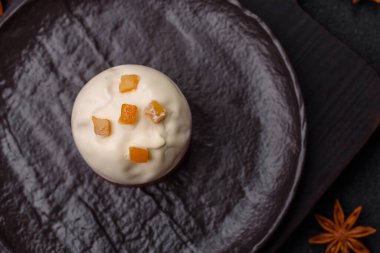 Meyve ve şekerli meyvelerle kaplı Paskalya pastası. Paskalya bayramı sofrası için şekerler