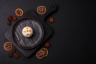 Meyve ve şekerli meyvelerle kaplı Paskalya pastası. Paskalya bayramı sofrası için şekerler