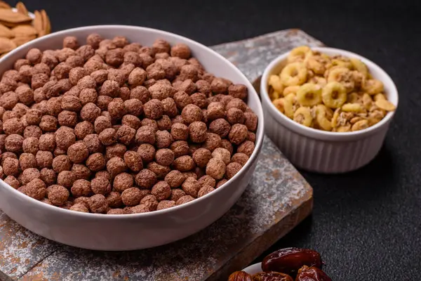 Mısır gevreği, mısır gevreği, kasede. Lezzetli, sağlıklı kahvaltı topları.