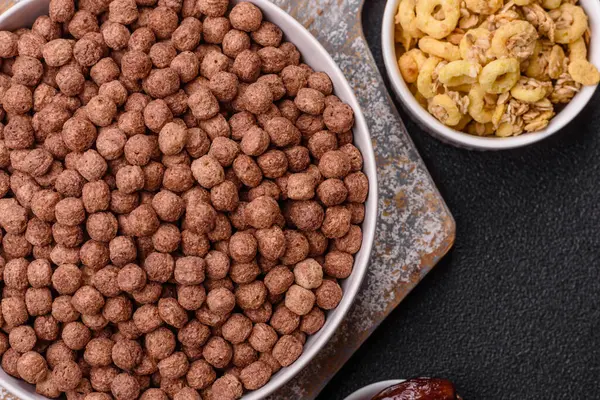 Mısır gevreği, mısır gevreği, kasede. Lezzetli, sağlıklı kahvaltı topları.