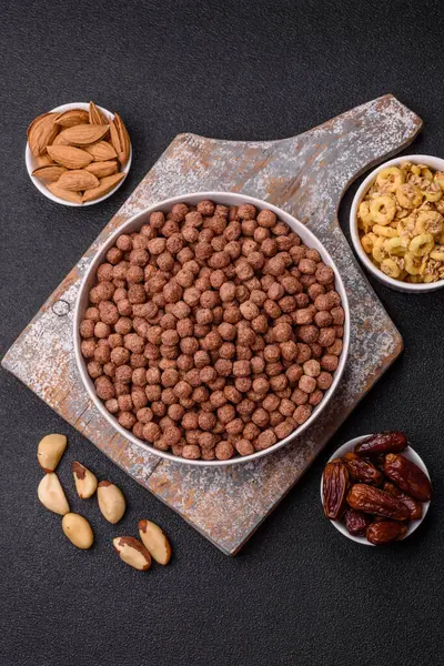 Mısır gevreği, mısır gevreği, kasede. Lezzetli, sağlıklı kahvaltı topları.