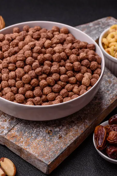 Mısır gevreği, mısır gevreği, kasede. Lezzetli, sağlıklı kahvaltı topları.