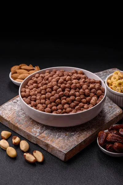 Mısır gevreği, mısır gevreği, kasede. Lezzetli, sağlıklı kahvaltı topları.