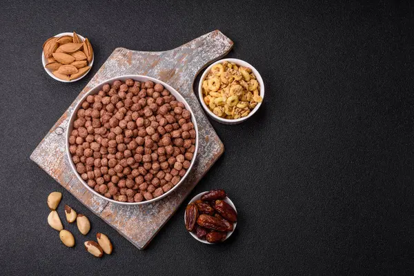 Mısır gevreği, mısır gevreği, kasede. Lezzetli, sağlıklı kahvaltı topları.