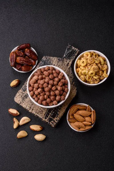 Mısır gevreği, mısır gevreği, kasede. Lezzetli, sağlıklı kahvaltı topları.