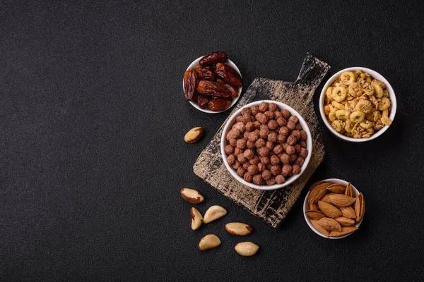 Mısır gevreği, mısır gevreği, kasede. Lezzetli, sağlıklı kahvaltı topları.