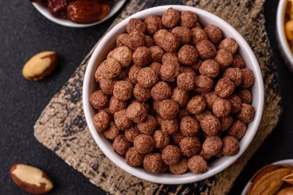 Mısır gevreği, mısır gevreği, kasede. Lezzetli, sağlıklı kahvaltı topları.