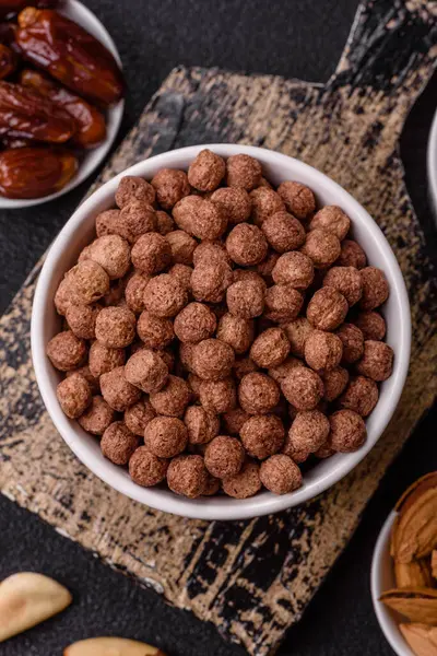 Mısır gevreği, mısır gevreği, kasede. Lezzetli, sağlıklı kahvaltı topları.