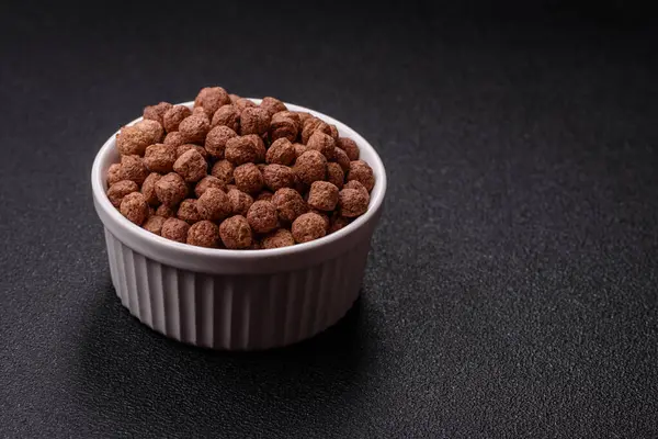 Mısır gevreği, mısır gevreği, kasede. Lezzetli, sağlıklı kahvaltı topları.