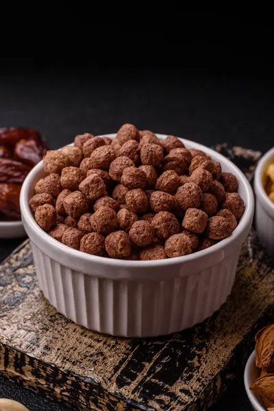 Mısır gevreği, mısır gevreği, kasede. Lezzetli, sağlıklı kahvaltı topları.