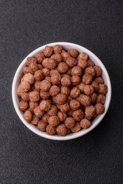 Mısır gevreği, mısır gevreği, kasede. Lezzetli, sağlıklı kahvaltı topları.