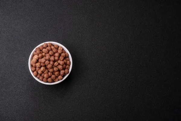 Mısır gevreği, mısır gevreği, kasede. Lezzetli, sağlıklı kahvaltı topları.