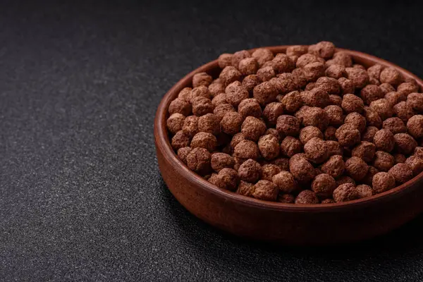 Mısır gevreği, mısır gevreği, kasede. Lezzetli, sağlıklı kahvaltı topları.