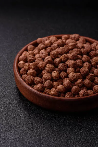 Mısır gevreği, mısır gevreği, kasede. Lezzetli, sağlıklı kahvaltı topları.