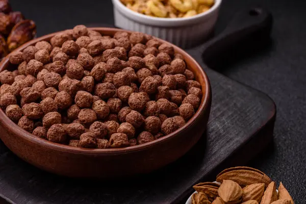 Mısır gevreği, mısır gevreği, kasede. Lezzetli, sağlıklı kahvaltı topları.