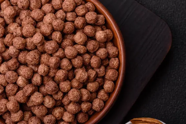 Mısır gevreği, mısır gevreği, kasede. Lezzetli, sağlıklı kahvaltı topları.