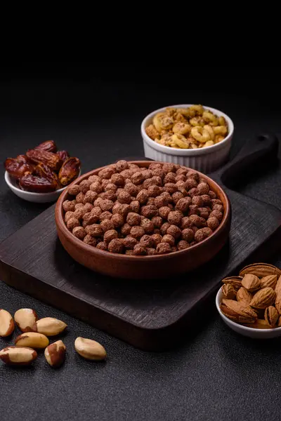 Mısır gevreği, mısır gevreği, kasede. Lezzetli, sağlıklı kahvaltı topları.