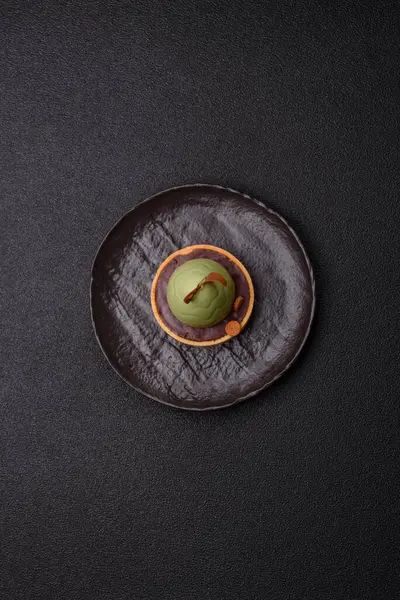 Yumurta şeklinde paskalya pastası ya da turta. Paskalya bayramı sofrası için şekerler