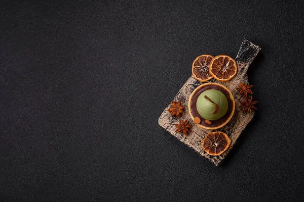 Yumurta şeklinde paskalya pastası ya da turta. Paskalya bayramı sofrası için şekerler