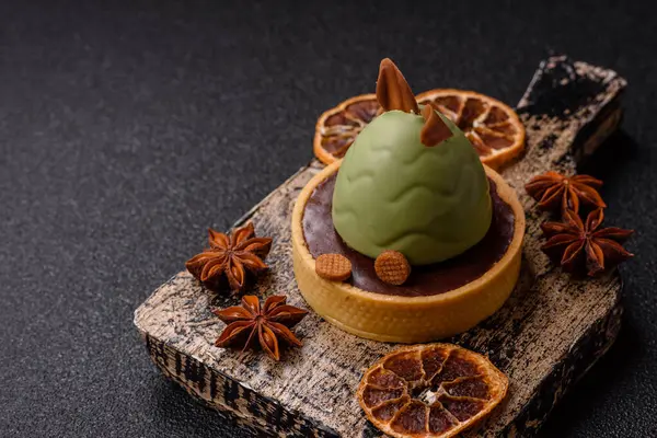 Yumurta şeklinde paskalya pastası ya da turta. Paskalya bayramı sofrası için şekerler