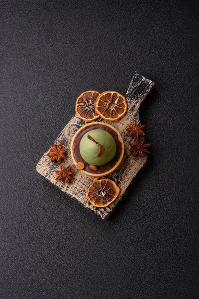 Yumurta şeklinde paskalya pastası ya da turta. Paskalya bayramı sofrası için şekerler