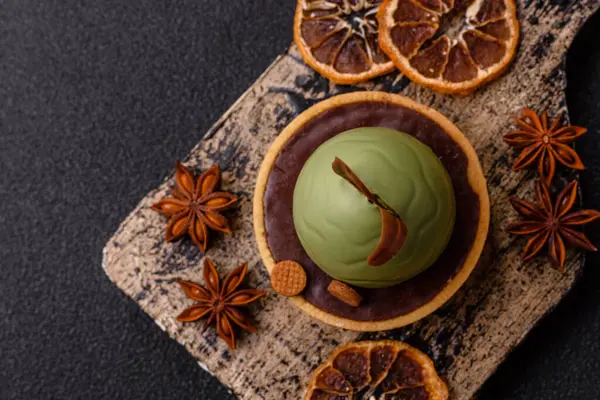 Yumurta şeklinde paskalya pastası ya da turta. Paskalya bayramı sofrası için şekerler