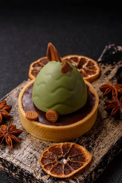 Yumurta şeklinde paskalya pastası ya da turta. Paskalya bayramı sofrası için şekerler