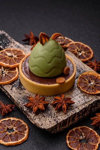 Yumurta şeklinde paskalya pastası ya da turta. Paskalya bayramı sofrası için şekerler