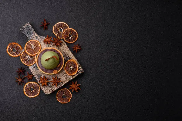 Yumurta şeklinde paskalya pastası ya da turta. Paskalya bayramı sofrası için şekerler