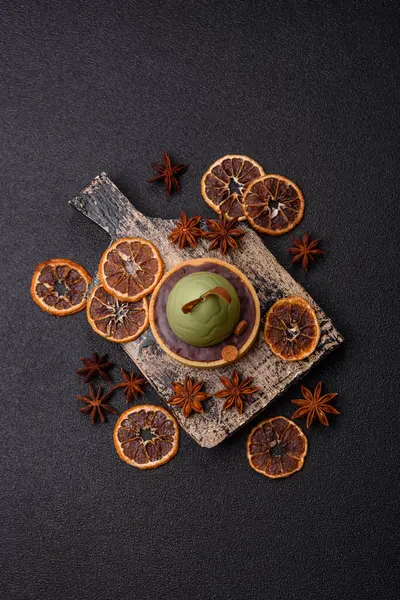 Yumurta şeklinde paskalya pastası ya da turta. Paskalya bayramı sofrası için şekerler