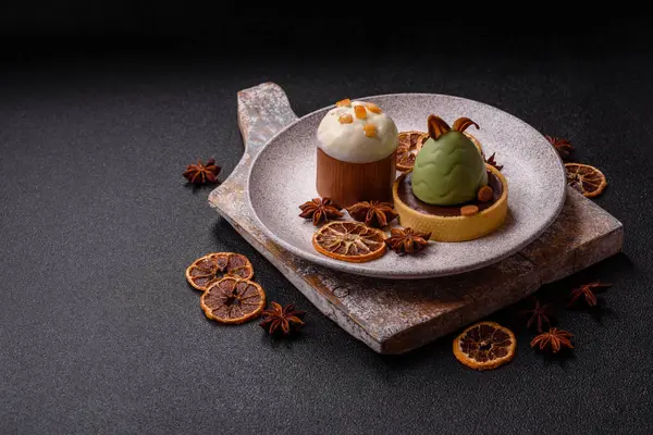 Meyve ve şekerli meyvelerle kaplı Paskalya pastası. Paskalya bayramı sofrası için şekerler