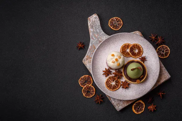 Meyve ve şekerli meyvelerle kaplı Paskalya pastası. Paskalya bayramı sofrası için şekerler