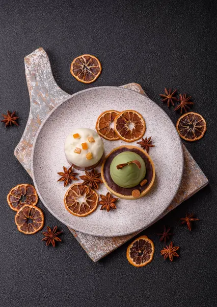 Meyve ve şekerli meyvelerle kaplı Paskalya pastası. Paskalya bayramı sofrası için şekerler